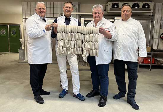 Die Weißwurstprüfer beurteilen die Weißwürste nach verschiedenen Kriterien: Wirt Christian Schottenhamel, Münchner Innungschef Andy Gaßner, der stellvertretende Landes-Innungsmeister Werner Braun, Mangostin Wirt Josef Peter (©Foto: Martin Schmitz(